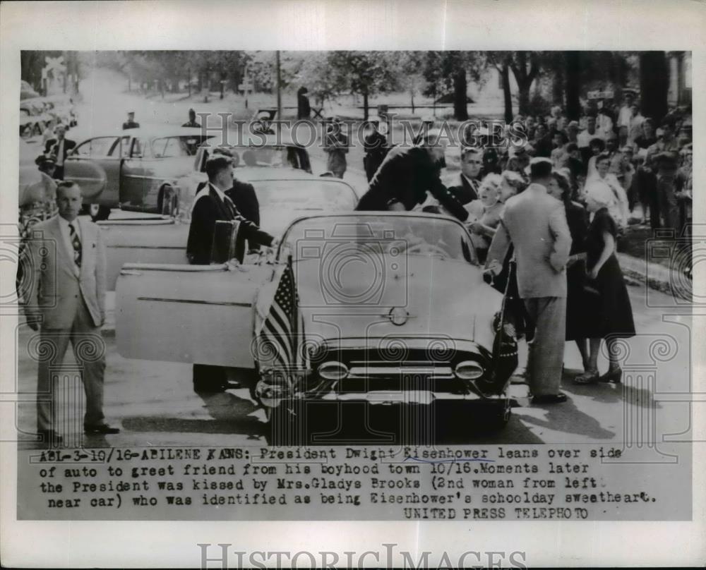 1953 Press Photo President Eisenhower Greets His Friends From His Boyhood - Historic Images