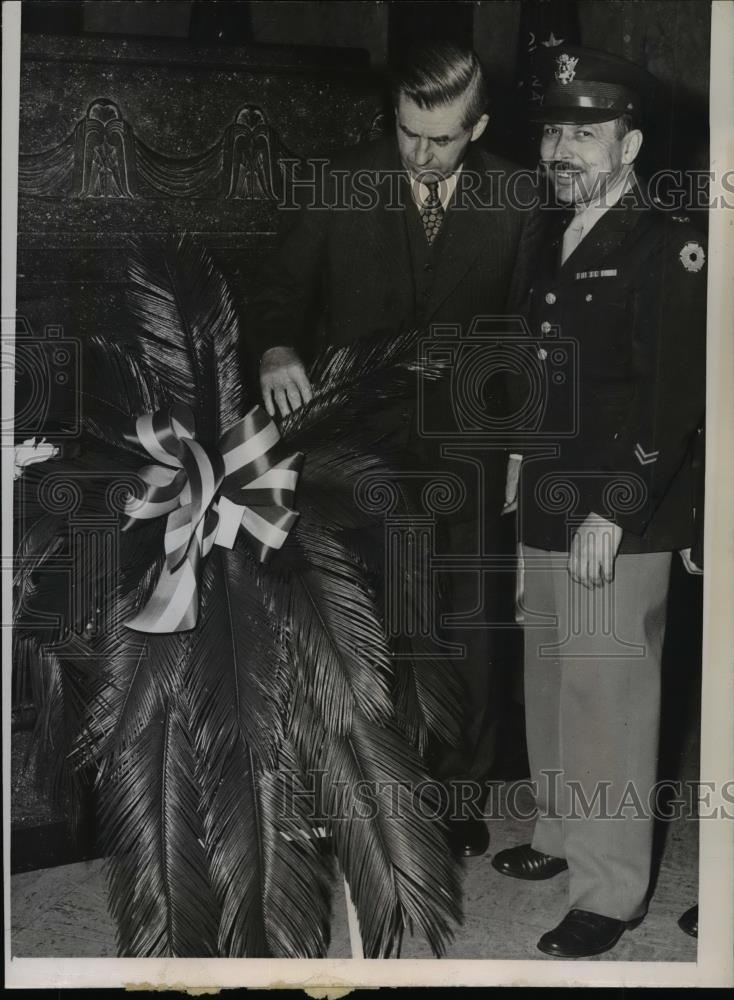 1944 Press Photo U.S. Vice Pres. Hensy Wallace and Col. C.j. Otjen. - Historic Images