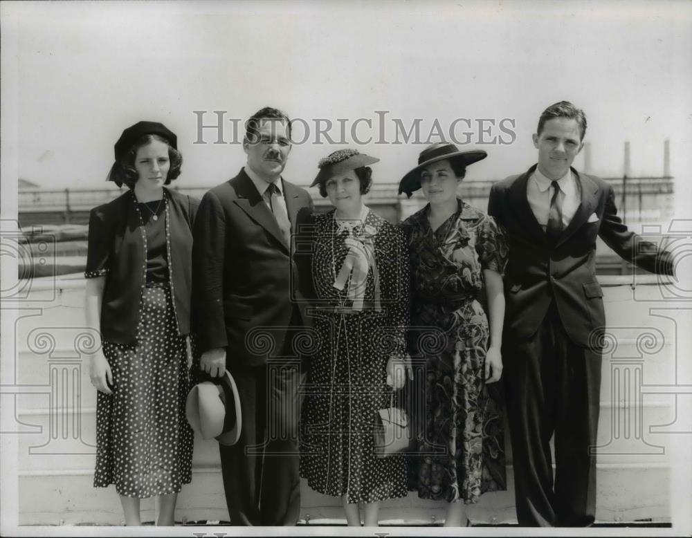 1937 Press Photo New York Politician Grover Whalen &amp; Family Before Setting Sail - Historic Images