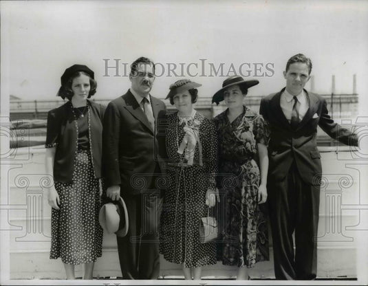 1937 Press Photo New York Politician Grover Whalen & Family Before Setting Sail - Historic Images
