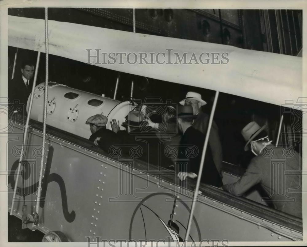 1939 Press Photo Fred Snite Jr. main in Iron lung abroad to the Ship. - Historic Images