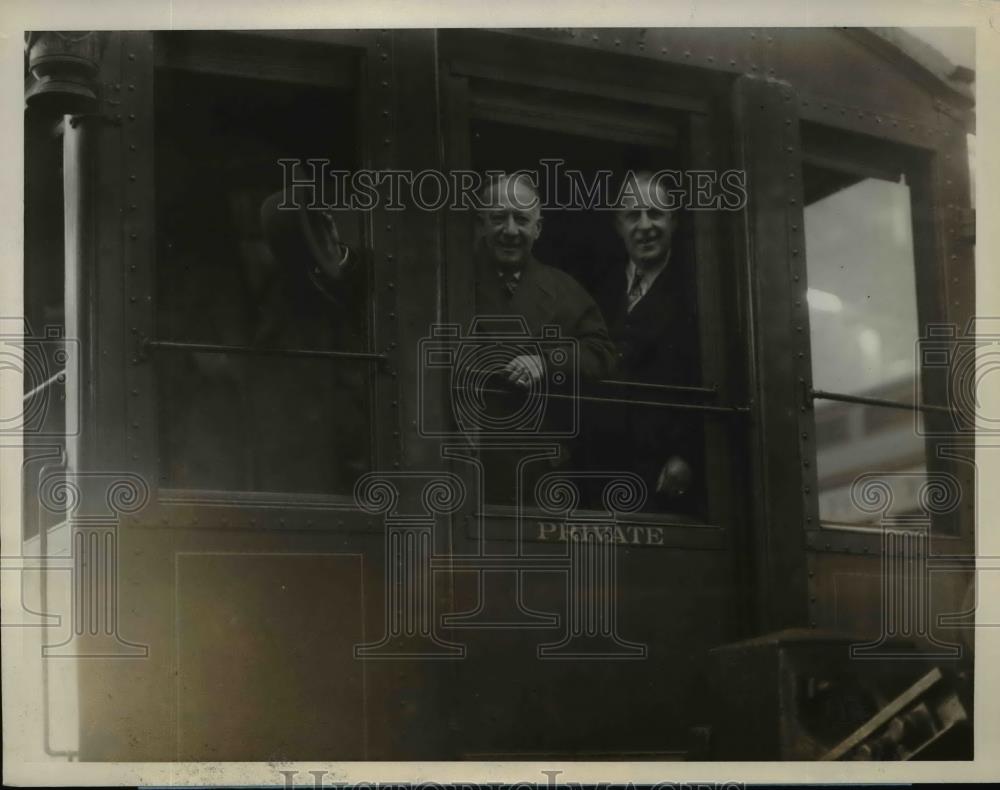 1928 Press Photo Gov. Alfred Smith on his special car waving goodbye to Boston. - Historic Images