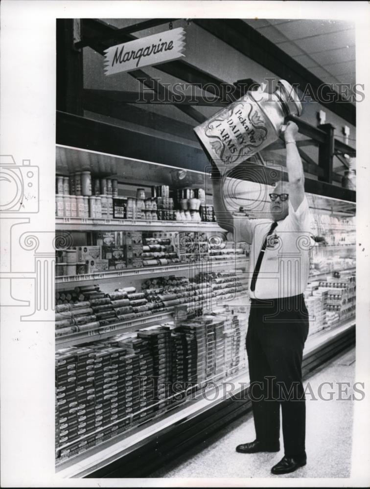 1967 Press Photo Store Manager Robert Carabine At Pick-N-Pay - Historic Images