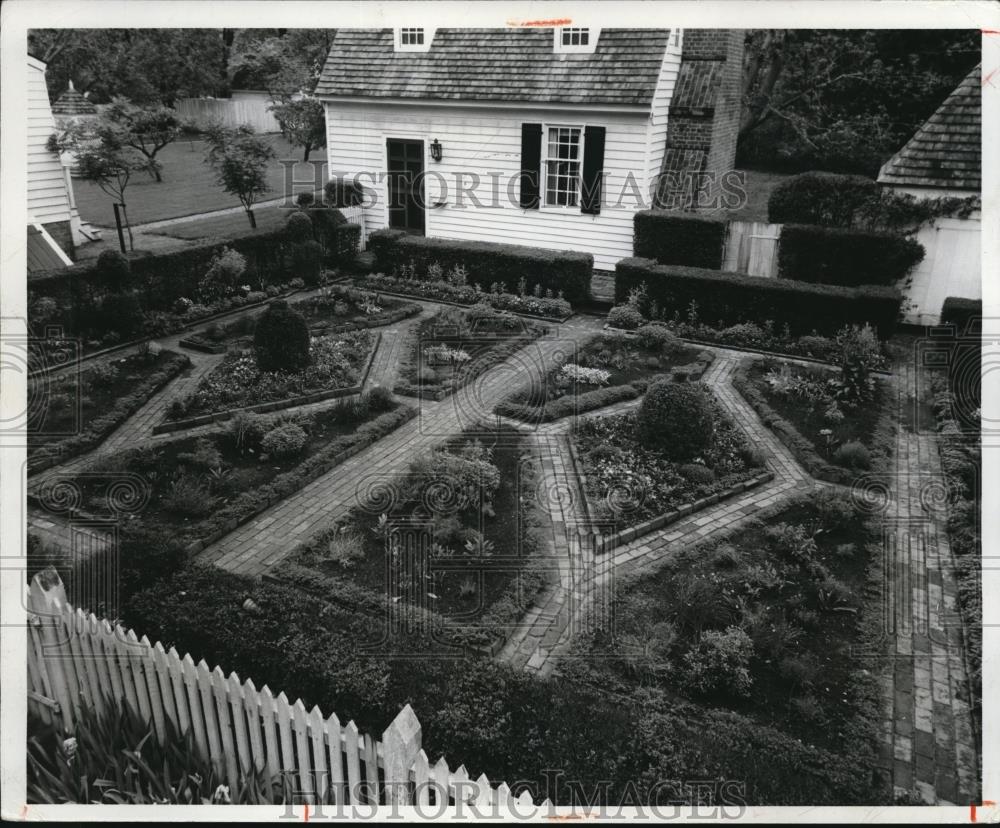 1972 Press Photo John Blair&#39;s  Colonial Herb Garden  - cva74127 - Historic Images