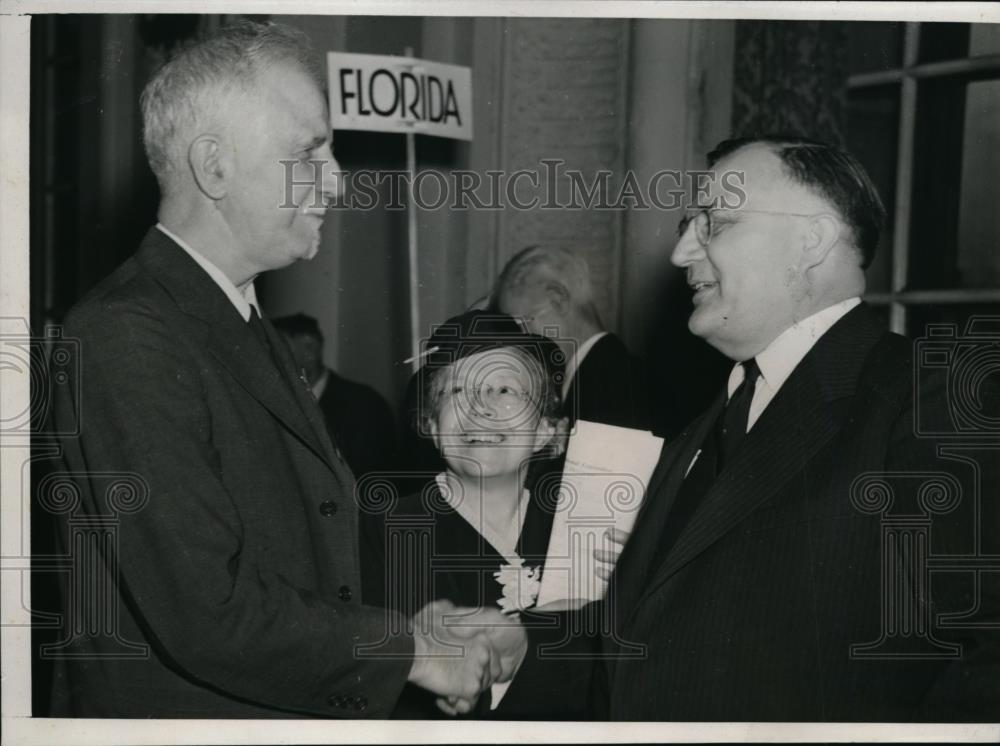 1940 Press Photo Chicago Roger Babson with Claude Watson and Mrs Edward Blake. - Historic Images