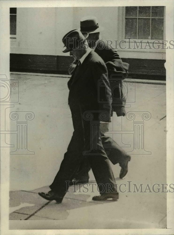 1930 Press Photo President Herbert Hoover on his way to executive mansion. - Historic Images