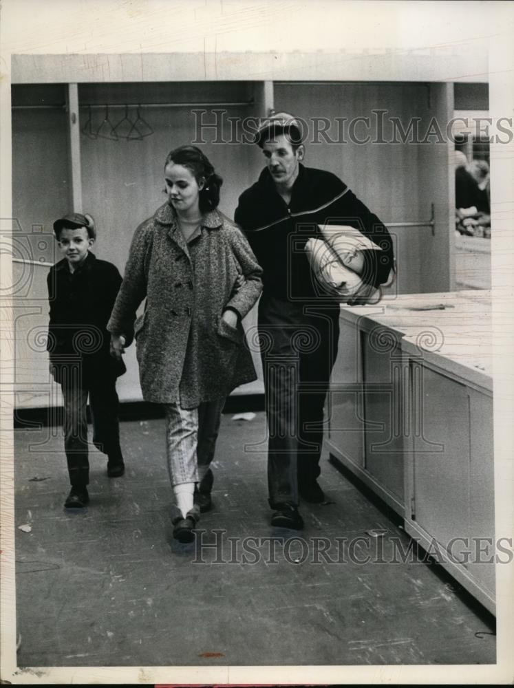 1962 Press Photo Mr and Mrs Clarence Kather Leave Press Clothing Fund Store - Historic Images