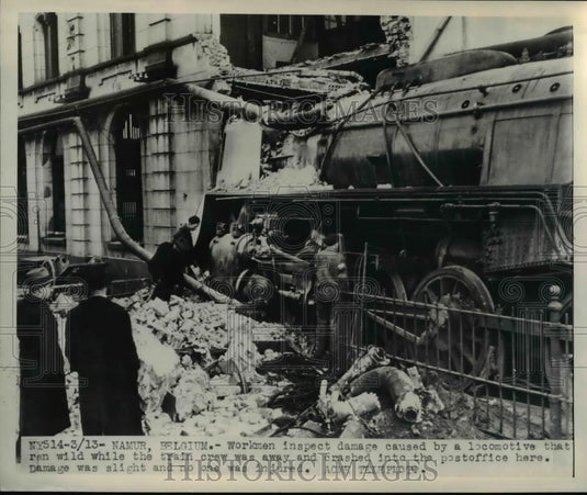 1948 Press Photo a train that derailed into a post office in Namur, Belgium - Historic Images
