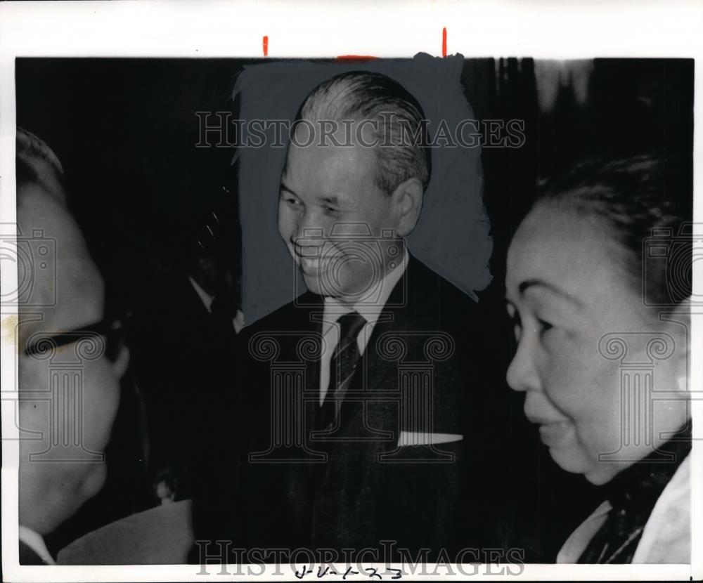 1968 Press Photo Paris, Hanoi&#39;s Chief Delegate Talks To Xuan Thuy At George V - Historic Images