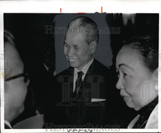 1968 Press Photo Paris, Hanoi's Chief Delegate Talks To Xuan Thuy At George V - Historic Images