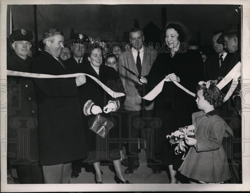 1949 Press Photo Flower girl Karen Sue Wright with Mrs Jane Lausche, - Historic Images