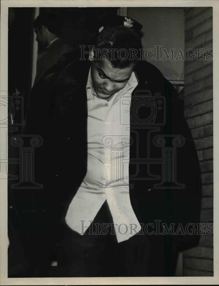 1970 Press Photo Bob Harris leaving apartment bldg in Cleveland - Historic Images