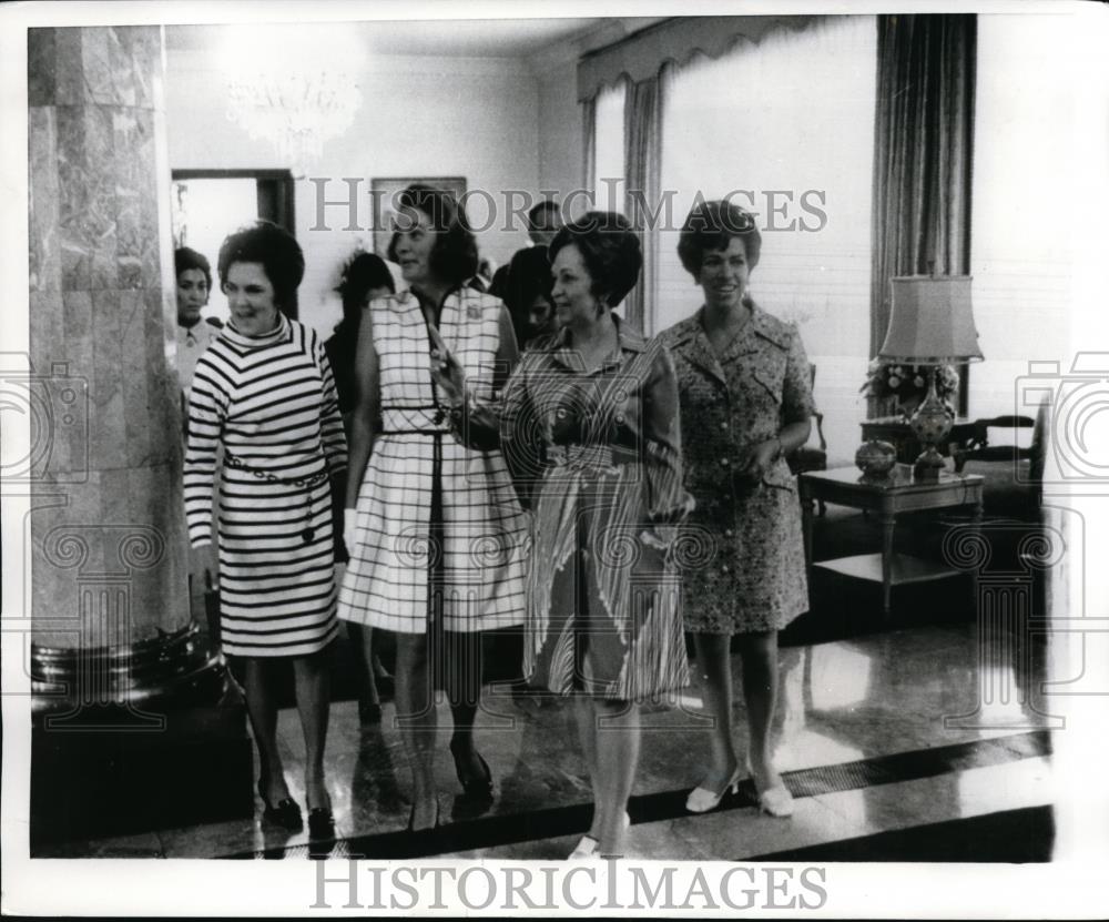 1969 Press Photo Mrs Nelson Rockefeller on tour of Presidential reside ...