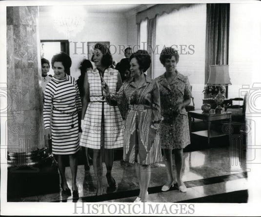 1969 Press Photo Mrs Nelson Rockefeller on tour of Presidential residence - Historic Images
