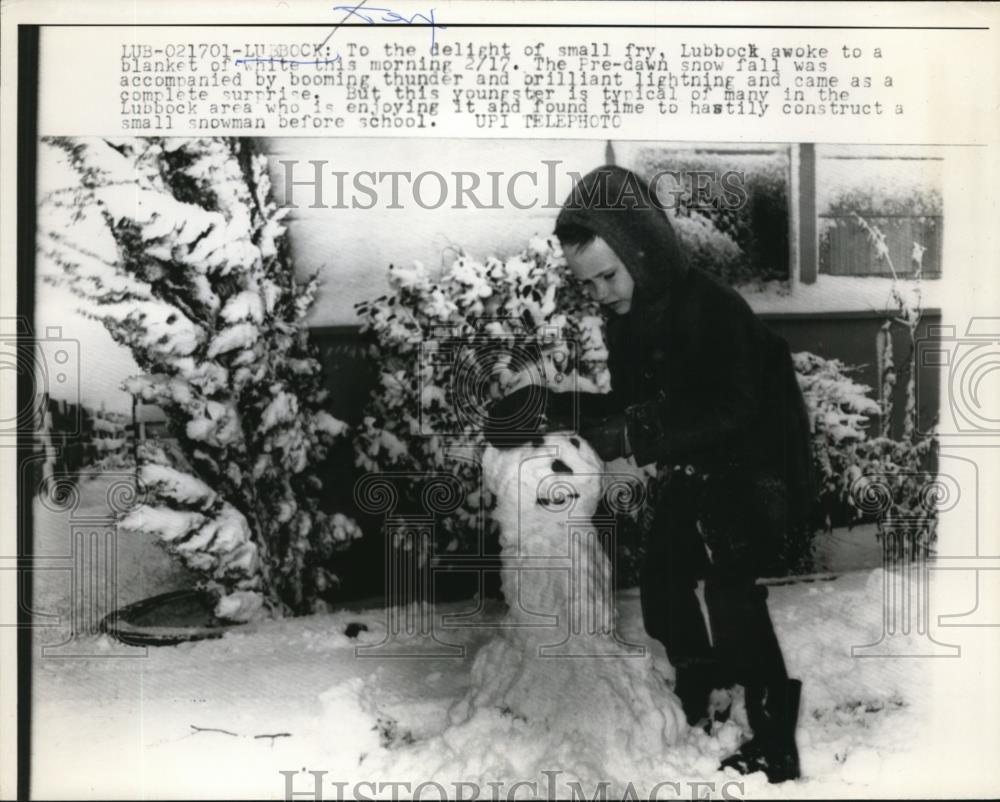 1960 Press Photo Youngster making a snowman before school at Lubbock. - Historic Images