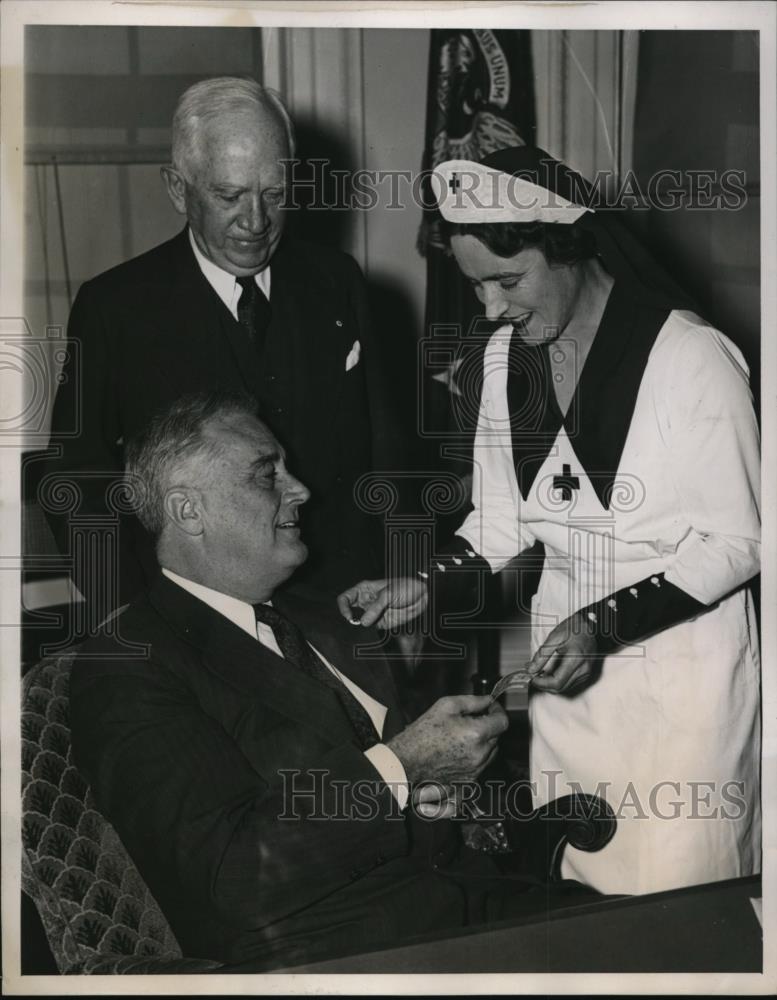 1939 Press Photo President Franklin Roosevelt & Mrs Grayson Widow Head Red Cross - Historic Images