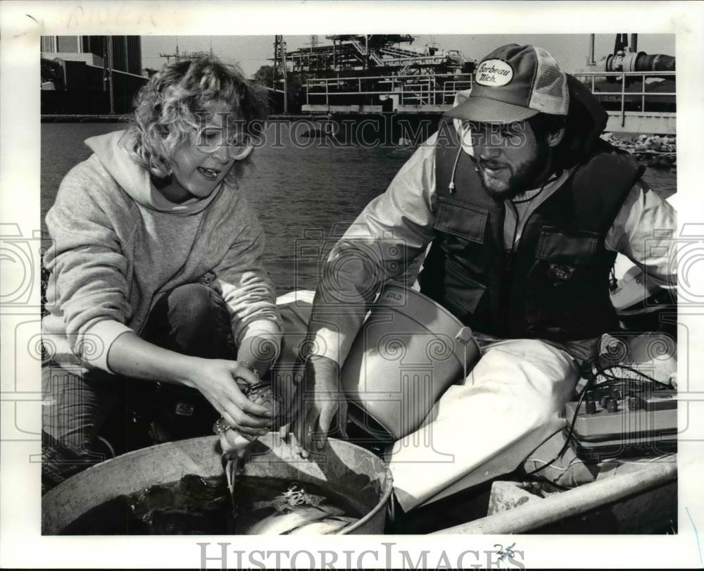 1985 Press Photo Vanessa Murchake &amp; Kyle Hartman examine cancer stricken catfish - Historic Images