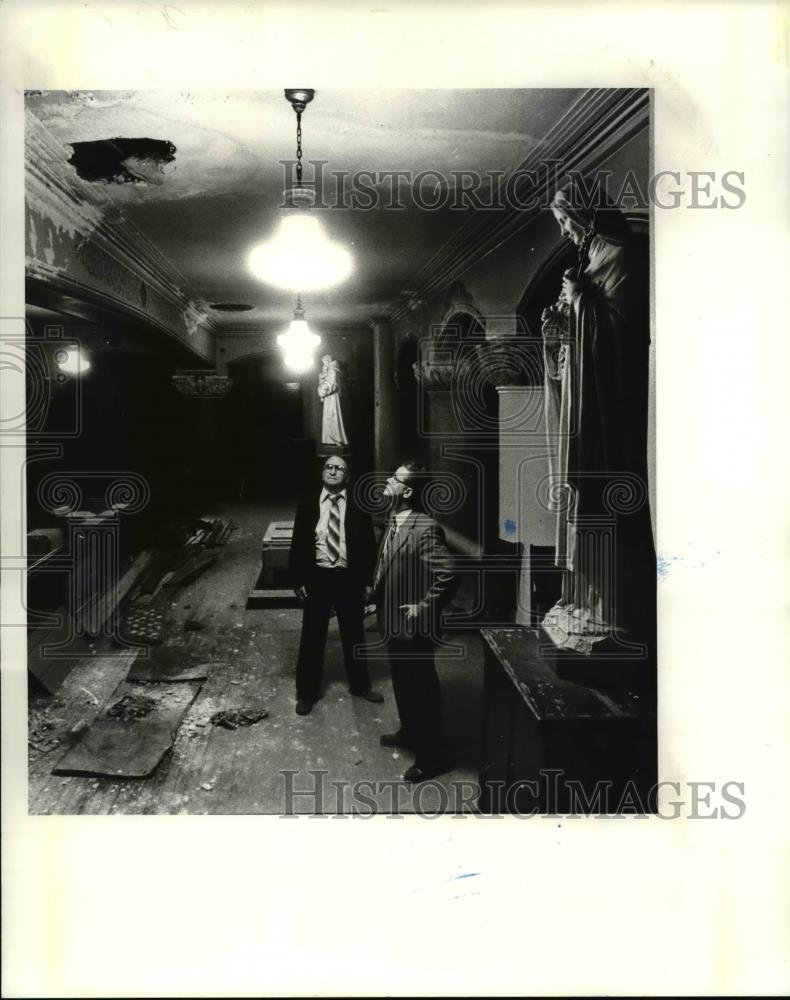 1985 Press Photo John J.Winkel and Robert J.Darram Inspect St. Ignatius Church - Historic Images