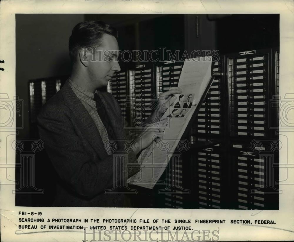 1941 Press Photo Searching a photographic file in single fingerprint section. - Historic Images