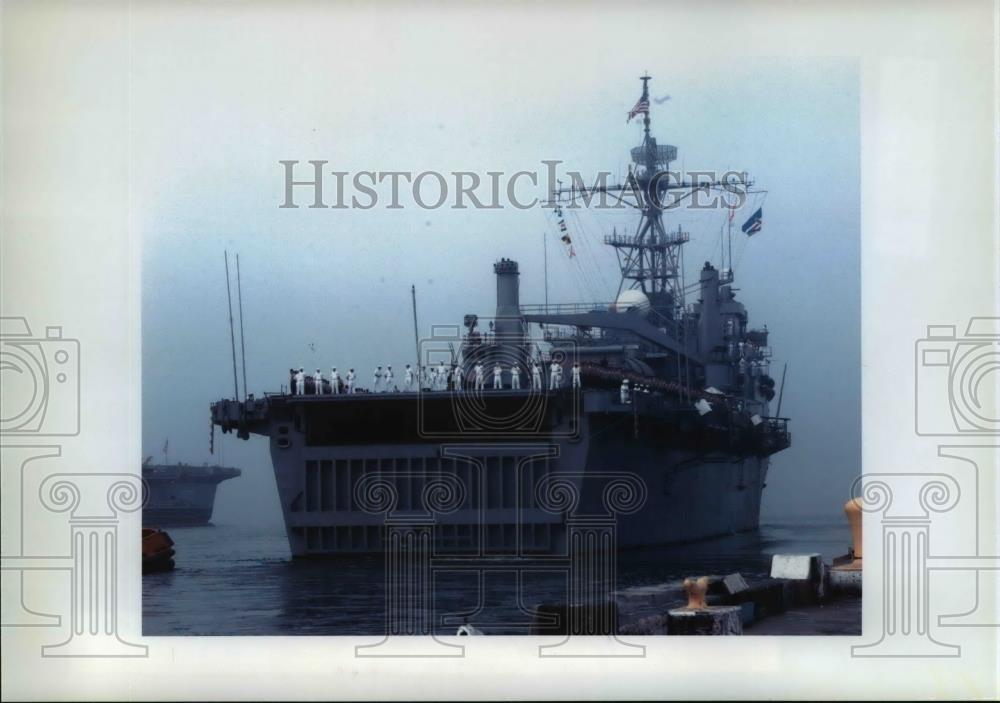 1996 Press Photo Shps, The USS Cleveland leaves the pier at Naval Station - Historic Images