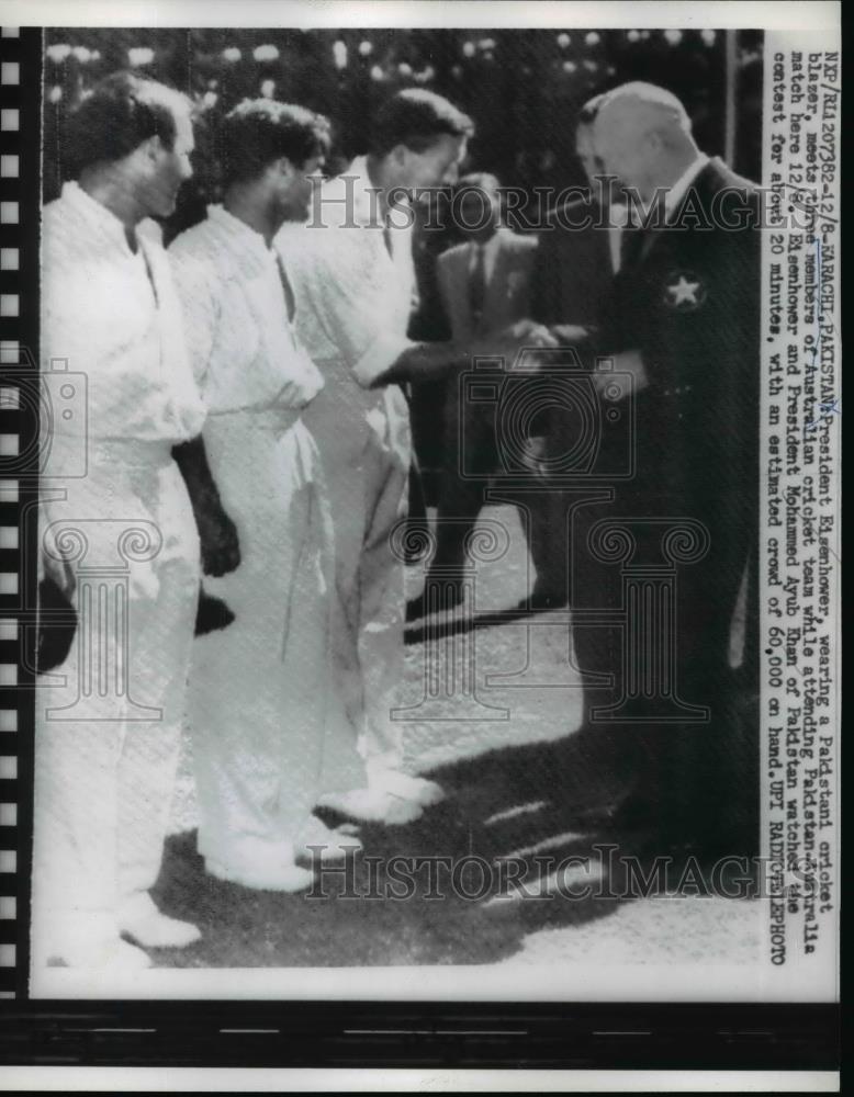 1959 Press Photo President Eisenhower &amp; Australian cricket team at Pakistan - Historic Images