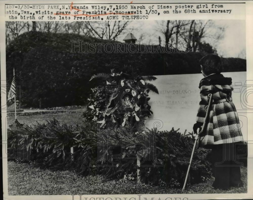 1950 Press Photo Wanda Wiley visit the grave of Franklin Roosevelt at Hyde Park - Historic Images