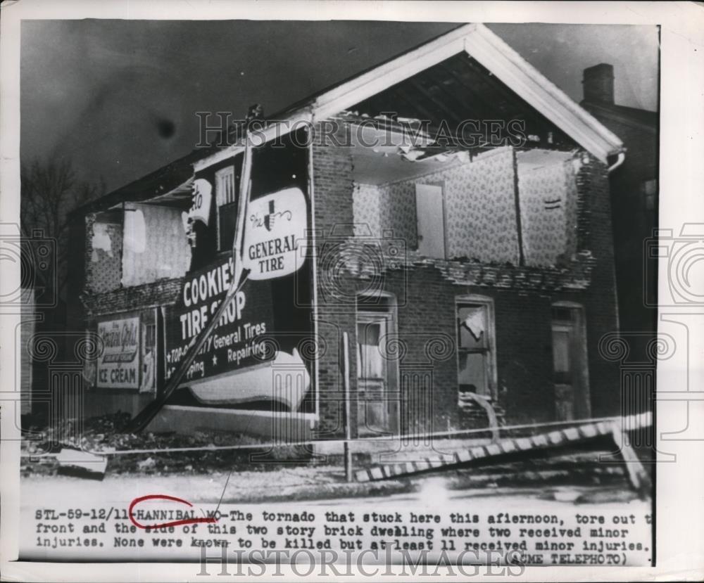 1949 Press Photo Tornado destroyed side of two Story Bldg. in Hannibal. - Historic Images