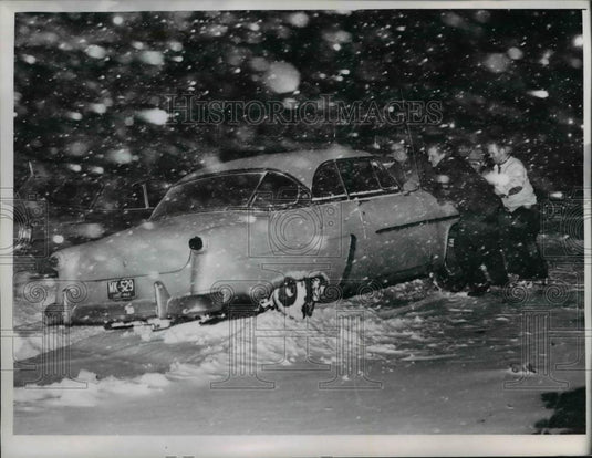 1965 Press Photo Men Push Car from Lawn During Snow Storm, Ohio - Historic Images