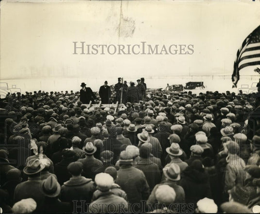 1933 Press Photo 3,000 farmers in attendance for the Walter Crozier sale - Historic Images