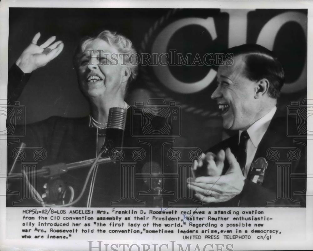 1954 Press Photo Mrs. Frank D. Roosevelt receive standing ovation from CIO. - Historic Images