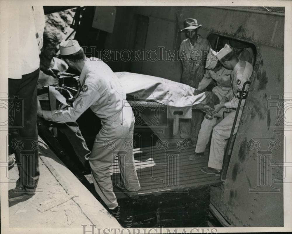 1946 Press Photo Body of Car Accident Victim of Train Transcon Accident 7 Died - Historic Images