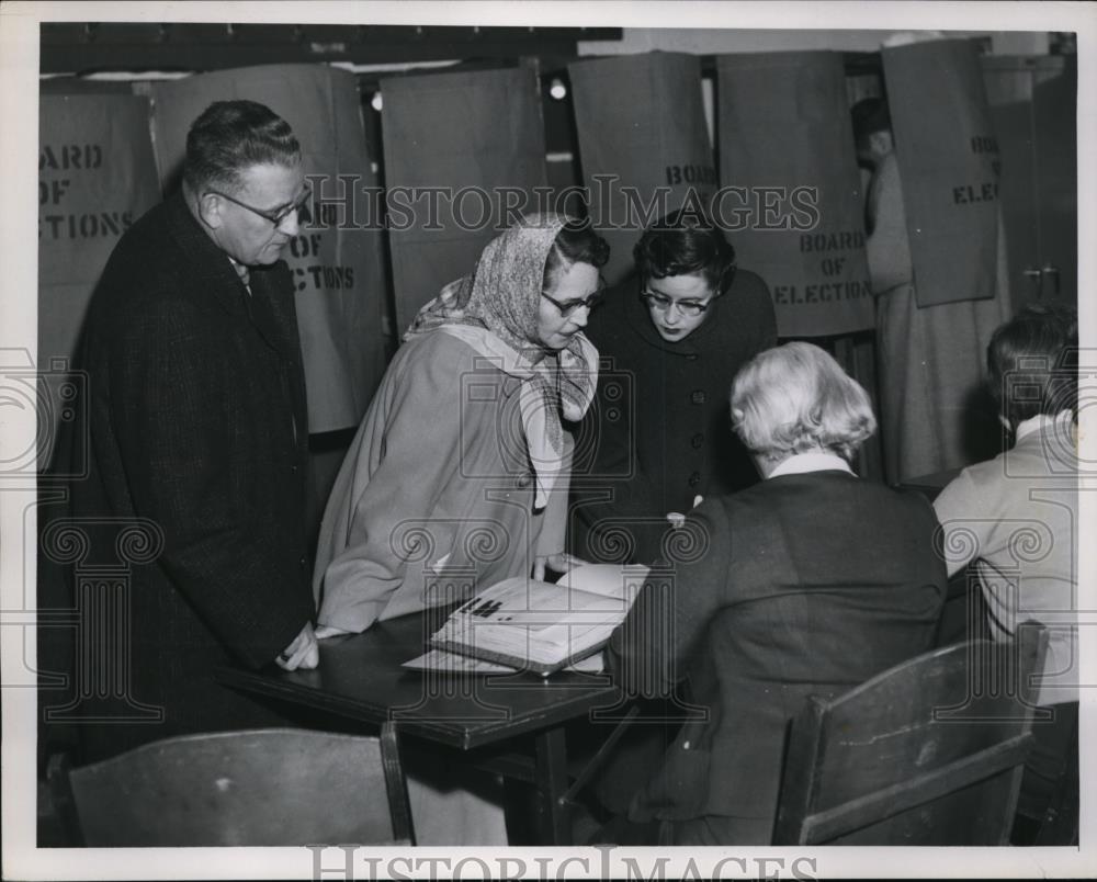 1955 Press Photo Family Voting at Richmond Heights School, Ohio - Historic Images