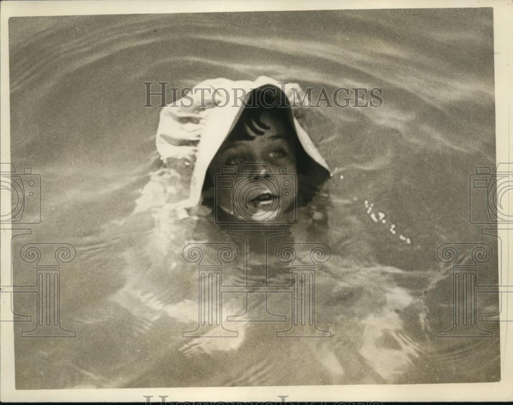 1926 Press Photo Sarah Jane Jackson shows unusual stunt of undressing in water, - Historic Images