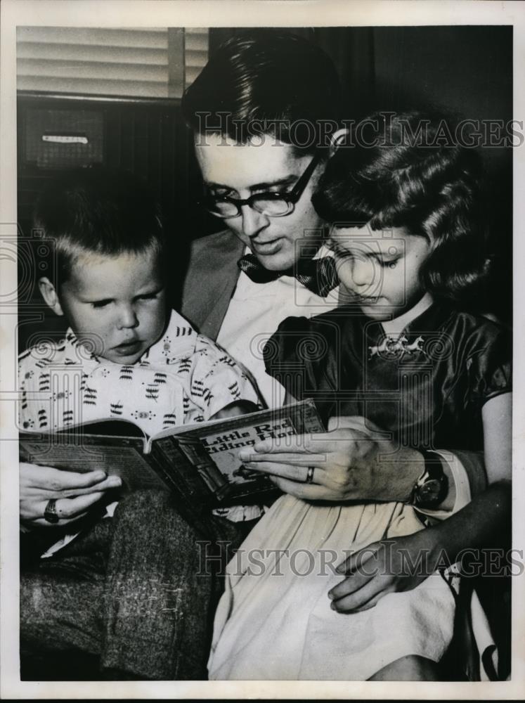 1955 Press Photo Polio Publisher Ray Cheever Reads to Children Rickey and Sheryl - Historic Images