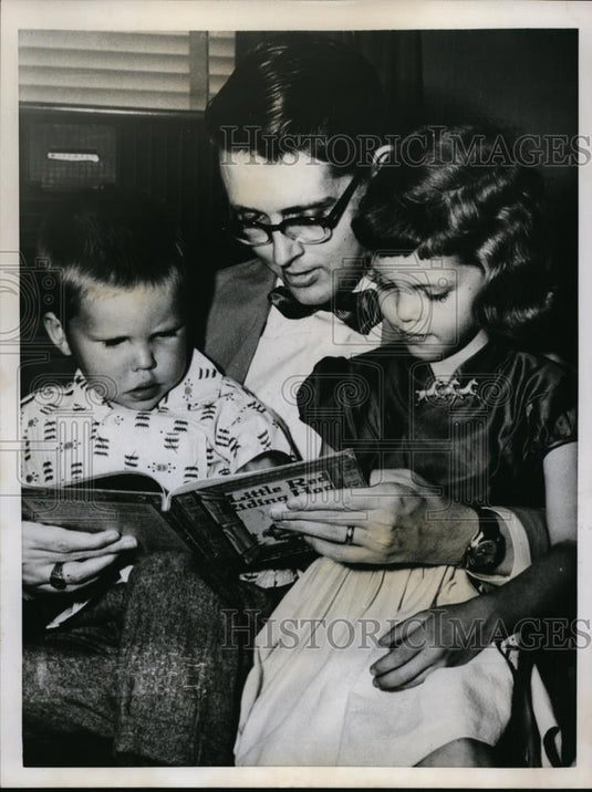 1955 Press Photo Polio Publisher Ray Cheever Reads to Children Rickey and Sheryl - Historic Images