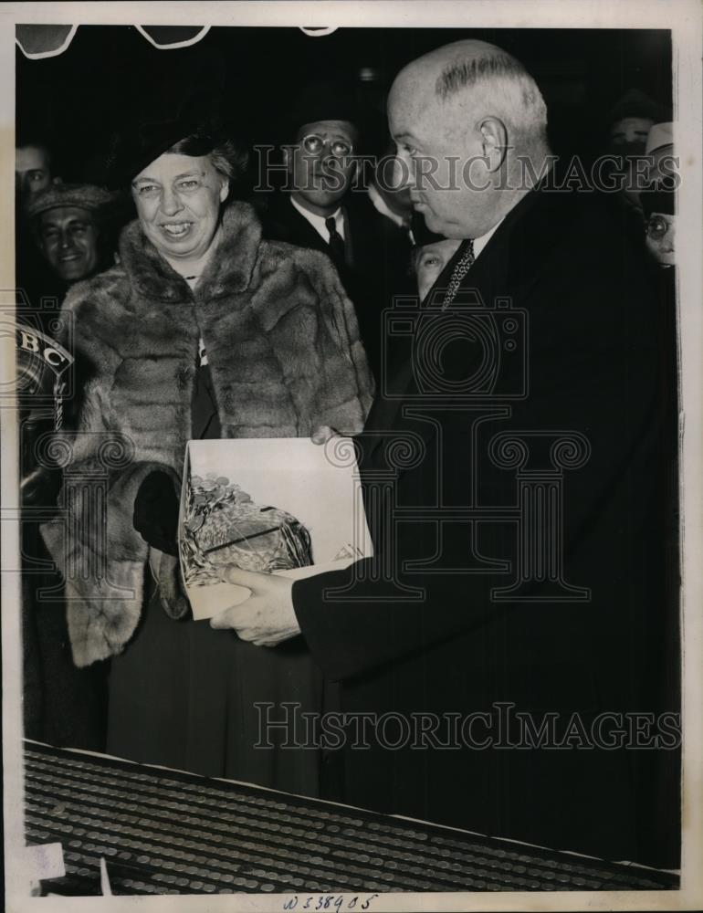 1940 Press Photo Mrs Eleanor Roosevelt Pres wife &amp; Postmaster Gen James Farley - Historic Images