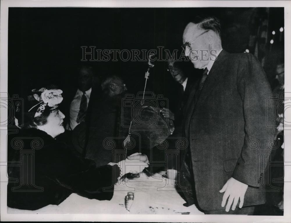 1952 Press Photo Sen. Robert A. Taft from Ohio congratulated Mrs.Albert Keister. - Historic Images