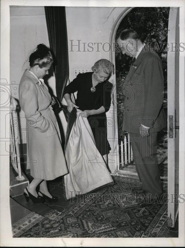 1943 Press Photo Mrs June Price shows Judge Myron Westorer drapes. - Historic Images