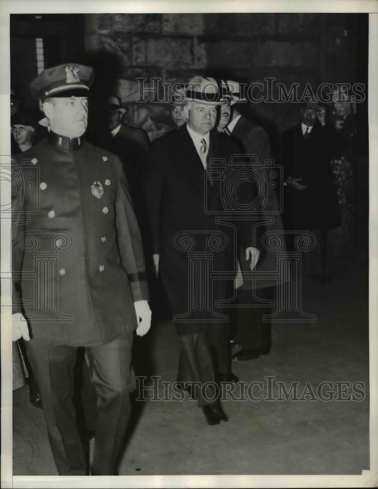 1932 Press Photo President Herbert Hoover left the train at Newark N.J. - Historic Images