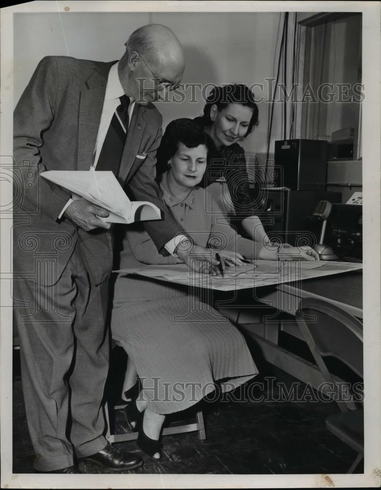 1957 Press Photo Westlake PTA Civil Defense Chairmen Map Evacuation route. - Historic Images