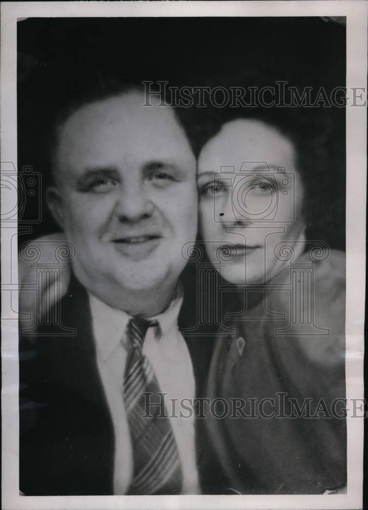 1947 Press Photo Mrs Elsie Jean Thorpe brings charges of affairs against husband - Historic Images