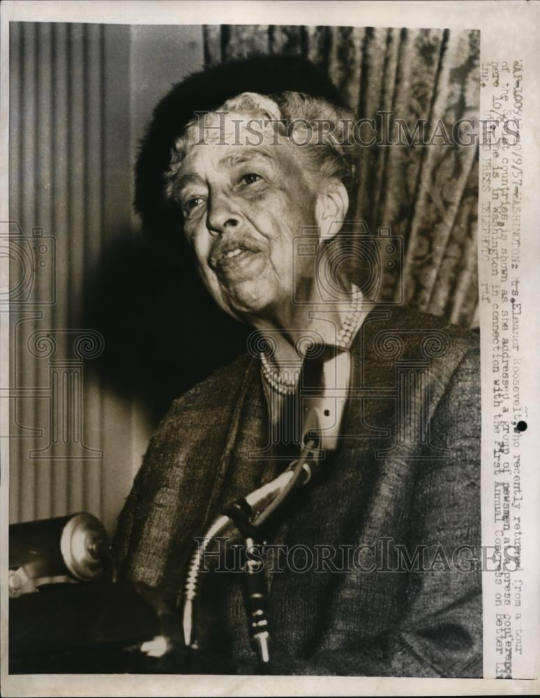 1957 Press Photo Mrs.Eleanor Roosevelt addressed a group of newsmen in Wash. - Historic Images