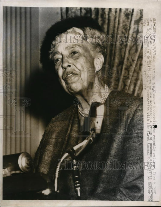 1957 Press Photo Mrs.Eleanor Roosevelt addressed a group of newsmen in Wash. - Historic Images