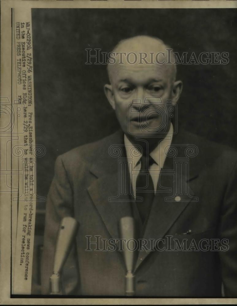 1956 Press Photo President Eisenhower at Executice Office building in DC - Historic Images