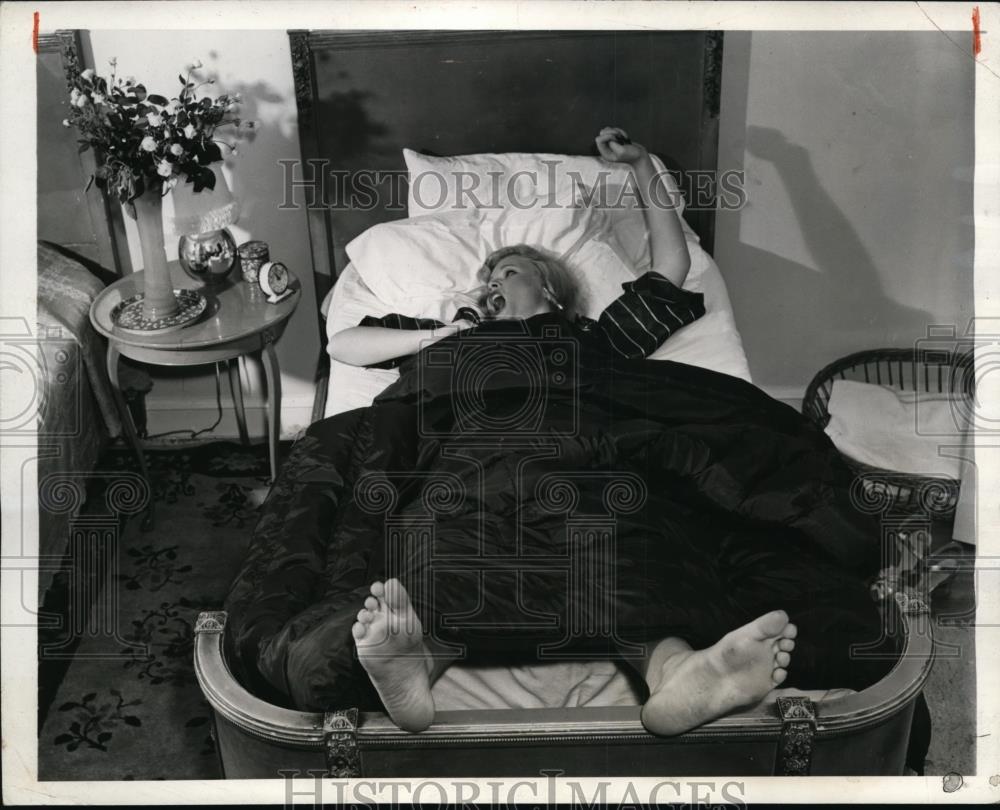 1941 Press Photo Anne Awakes Stretching In Twin Bed - Historic Images