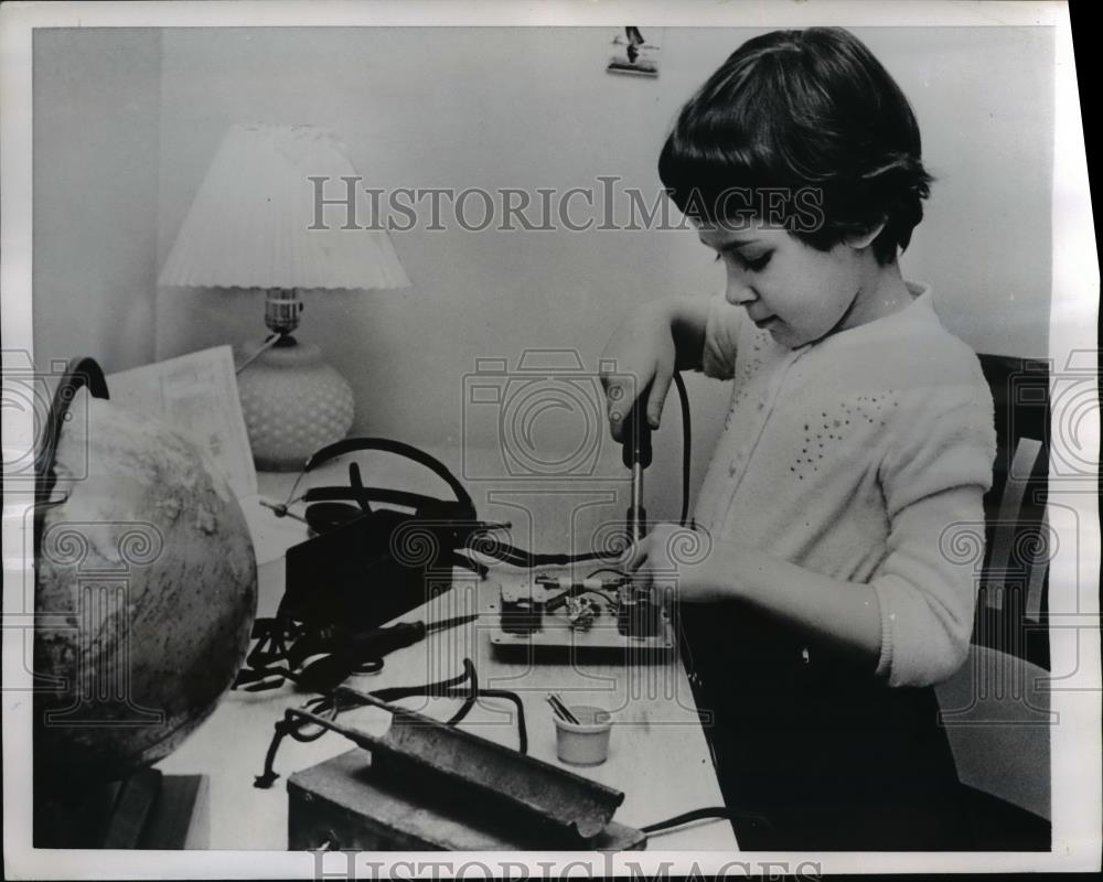 1957 Press Photo Six Year Old Ellen Shunaman of NJ Using a Soldering Iron - Historic Images