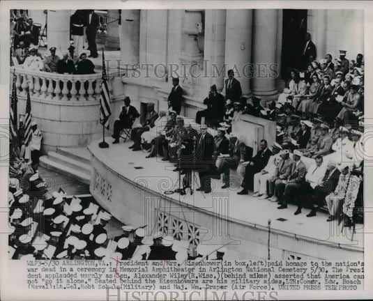 1953 Press Photo Pres.and Mrs.Eisenhower in a ceremony in Memorial Amphitheater - Historic Images