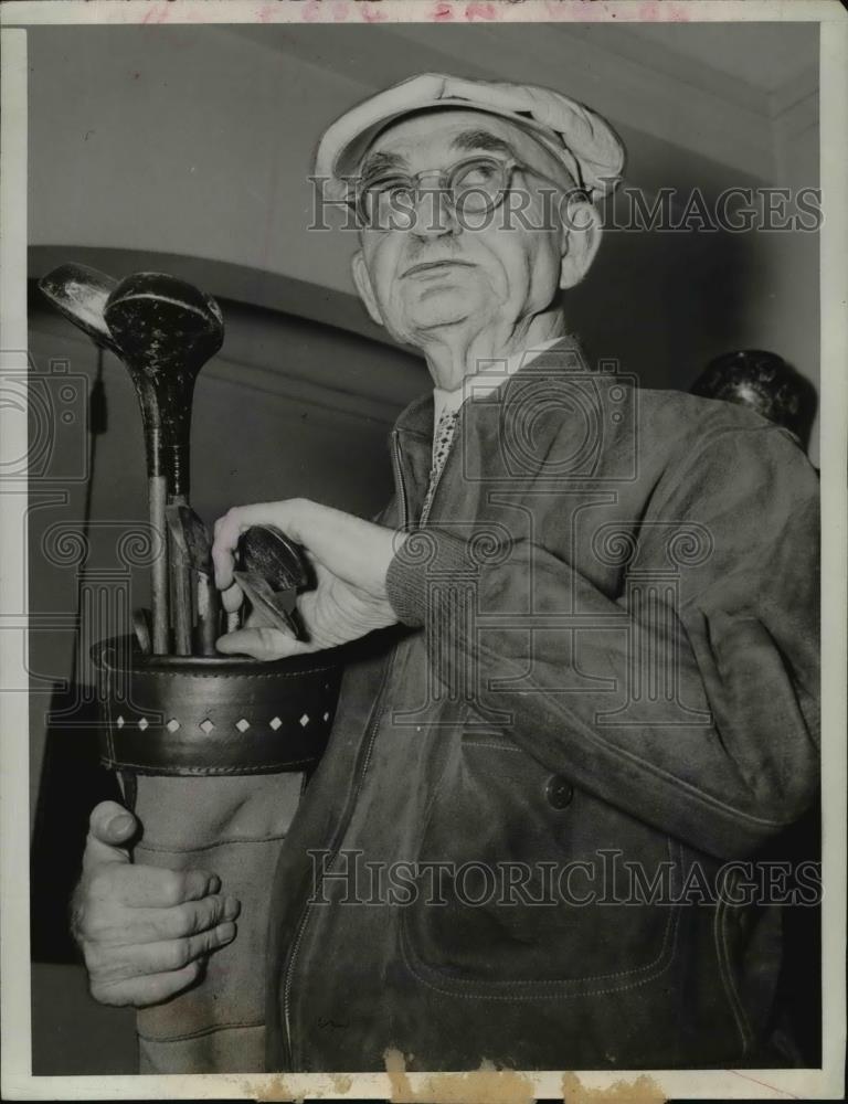 1942 Press Photo Judge Charles Williams with his golf clubs - Historic Images