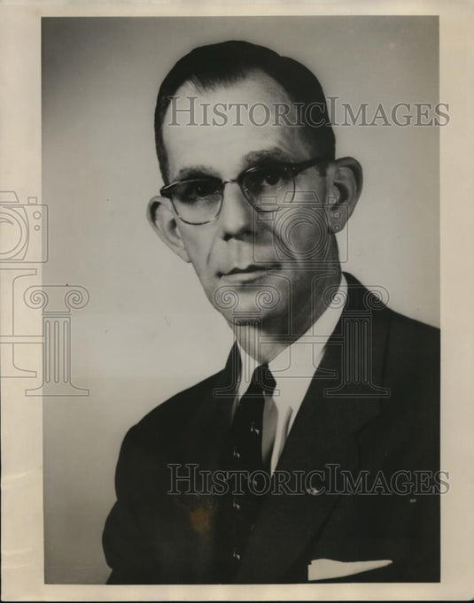 Press Photo Harold R Fouss sales manager Bus Division Mack Trucks Inc - Historic Images