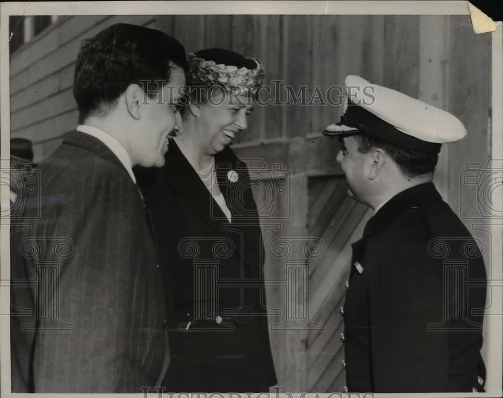 1941 Press Photo Mrs. Eleanor Roosevelt visit ro Chilean Naval Training Ship. - Historic Images